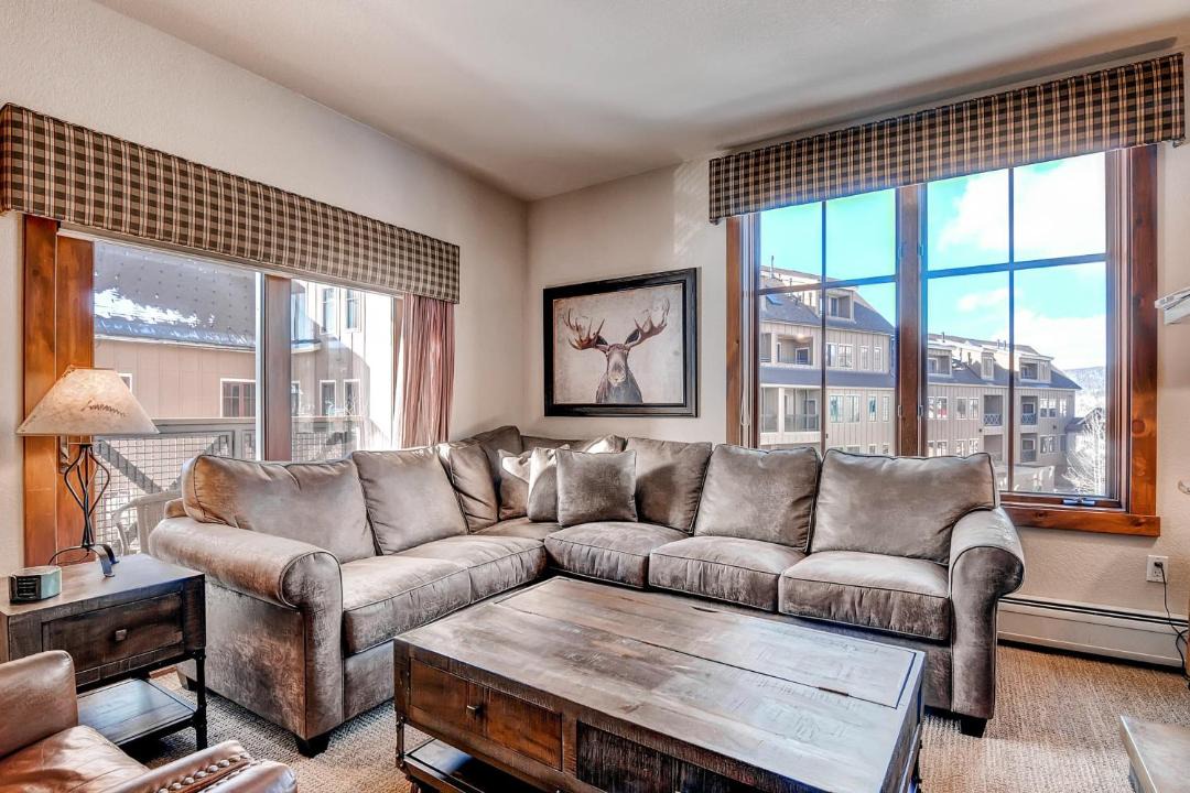 Photo of Livingroom in Peak 9