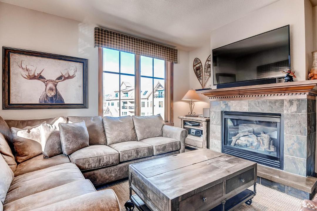 Photo of Livingroom in Peak 9