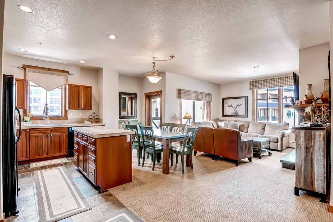 Photo of Livingroom in Peak 9
