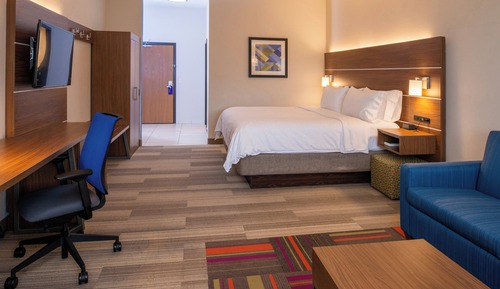 Standard Room, 1 King Bed, Balcony, Mountain View