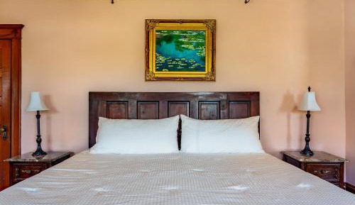 Deluxe King Suite