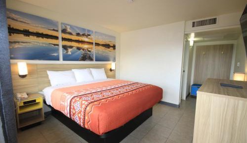 King Room with Mobility/Hearing Access and Roll-In Shower, Non-Smoking
