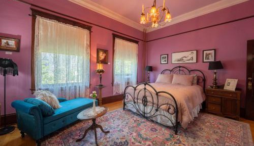 Deluxe Queen Suite
