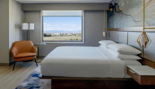 One-Bedroom Luxury King Suite