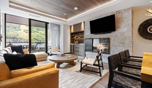 Three-Bedroom Apartment with Mountain View