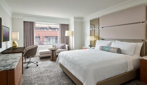 Deluxe King Room with Courtyard View