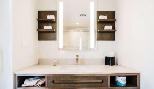 One-Bedroom Corner King Suite with View
