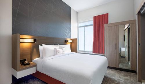 King Suite with Bathtub and Trundle Sofa - Mobility Access