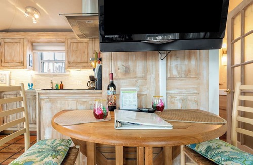 Uptown - Upper Duval Cottage | Casita de Catherine by Avantstay 1 Block to Duval St w/Hot Tub!