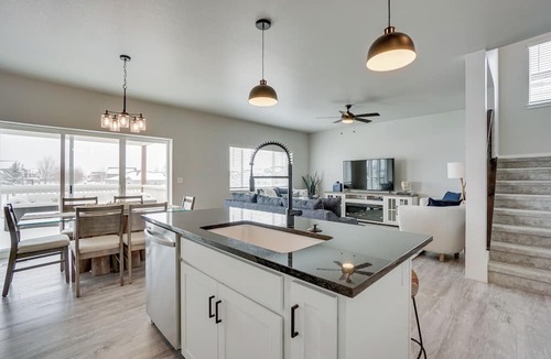 Windsor Apartment | Family-friendly Townhome ~ 2 Mi to Windsor Lake!