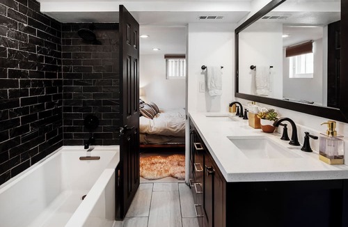 Barnum House | Stunning Getaway for Couples, Families, and Nomads