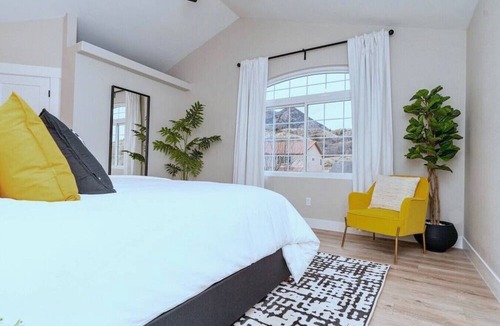 Northwest Colorado Springs House | The Vista House · 4/BR, Sleeps 10, Hot Tub, Air Hockey & Gorgeous Views!