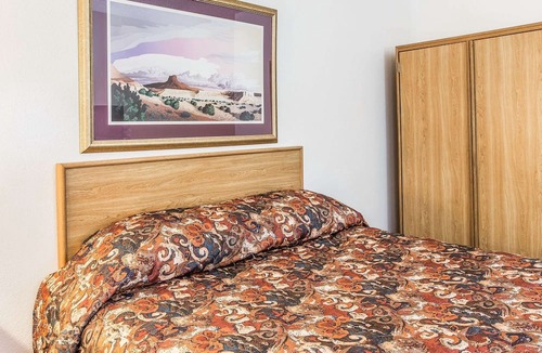 Glenwood Springs Hotel | Rodeway Inn Rifle