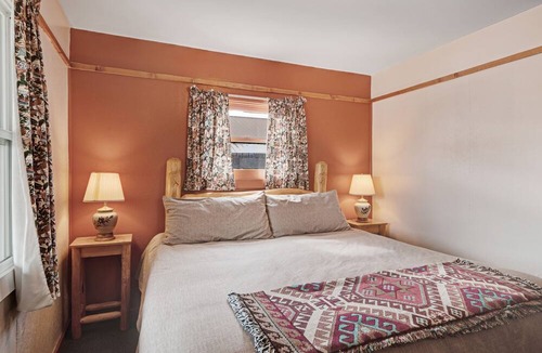 South Fork Cabin | Cozy South Fork cabin with kitchen, shared grill, and free WiFi - dogs welcome