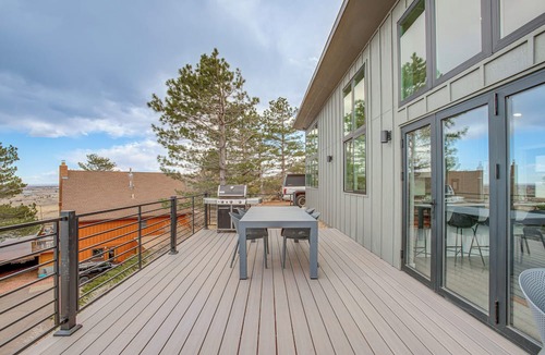 Golden Cottage | Walk to Trail: 'lookout Landing' Newly Built Home!