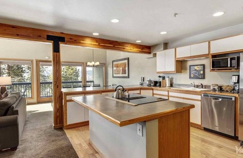 Baldy Mountain Condo | Great 2 bedrm lock off condo near trailhead of Baldy Mountain. Beautiful views!