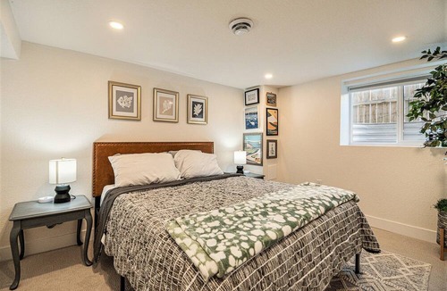 University House | Renovated 3-bed, 1-bath near Denver University. Modern amenities,parking,kitchenette. Walk to shop.