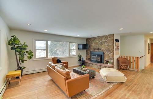 Conifer Cottage | 6 Mi to Staunton State Park: Conifer Home w/Deck