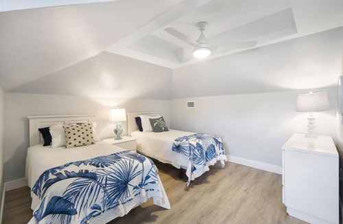 Naples Park House | New Listing! Beach Retreat - Walk To Vanderbilt Beach - Full Renovation w Heated Pool!