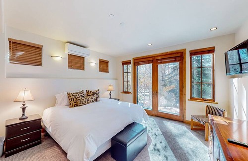 Aspen House | All-suite home with hot tub, patio, grill, chef's kitchen, fireplace, & W/D