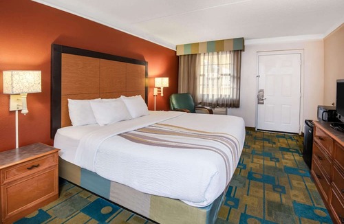 Central Colorado Springs Hotel | La Quinta Inn by Wyndham Colorado Springs Garden of the Gods