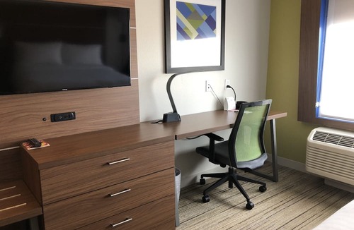 Broomfield Hotel | Holiday Inn Express and Suites Broomfield by IHG