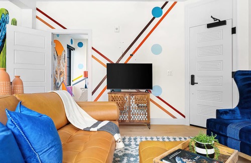 Golden Triangle Apartment | Alex Pangburn Suite 212