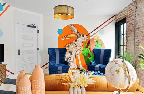 Golden Triangle Apartment | Alex Pangburn Suite 212