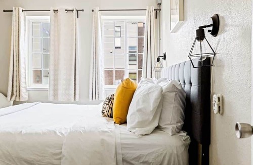 West Colfax Apartment | Stylish City Condo | King Beds | Sloans Lake 30Day