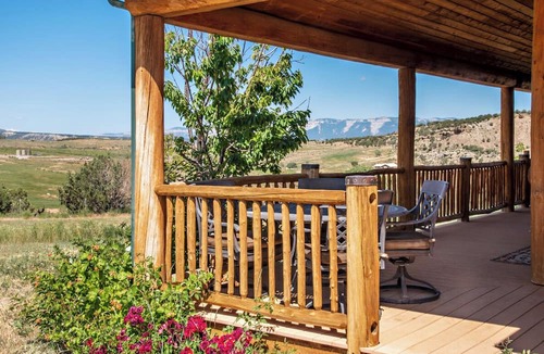 Silt House | Hilltop haven with 360º views, hot tub, fireplace