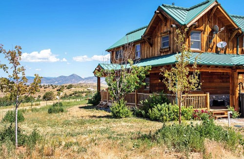 Silt House | Hilltop haven with 360º views, hot tub, fireplace
