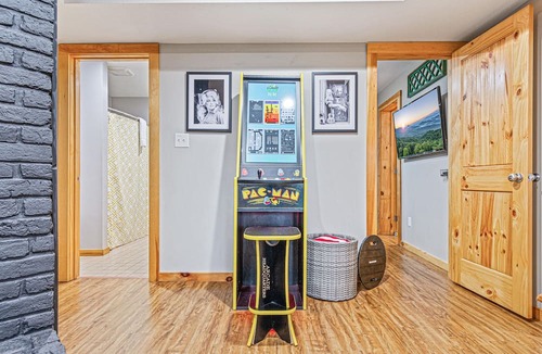 Pittman Center Ski Chalet | Unobstructed Smoky Mtn Views + Fire Pit + Hot Tub