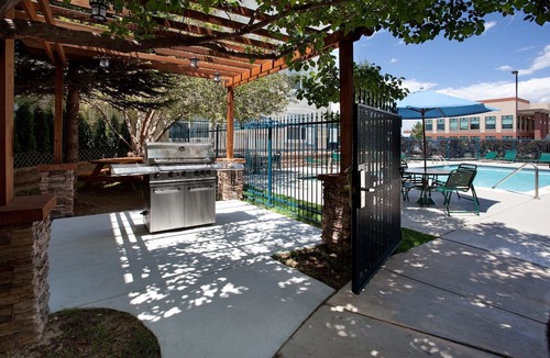 Englewood Apartment | Cozy and Laptop-friendly Studio | Pool & Gym.