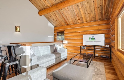 Michigan Hill Cabin | Sweet MTN Cabin 2bedroom 2bath picturesque views