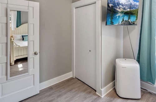 Cheesman Park Apartment | 94 WalkScore | King Bed | Capitol Hill Beachy Apt