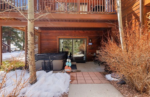 Fall River Estates Condo | Riverside Fall River Retreat Private Hot Tub