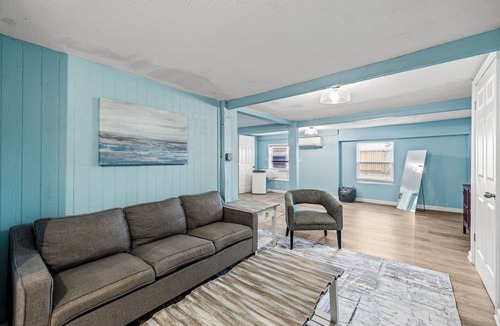 San Jacinto Apartment | Historic Anchor at M | Sleeps 7 Outdoor Shower Mins to Beach & Moody Gardens
