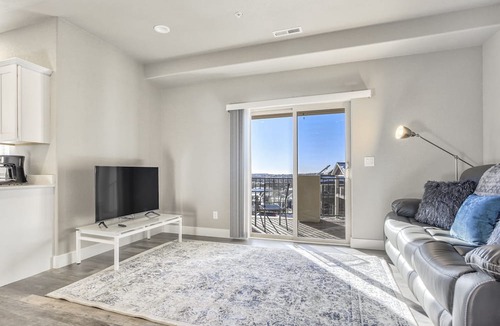 Northeast Colorado Springs Condo | New Upstairs Condo With Covered Deck-Pet Friendly