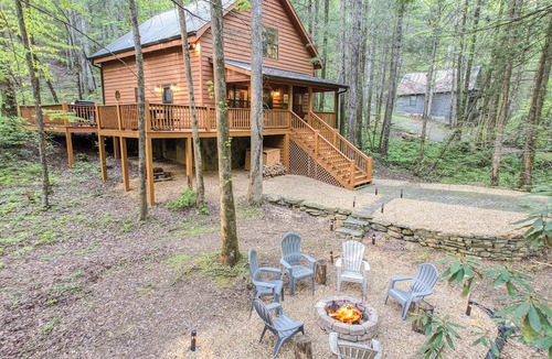 Chatsworth Cabin | Cozy Cohutta Cabin - Creek Front Mountain Cabin - Hot Tub - Pet Friendly
