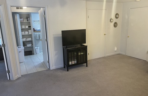 Bailey Apartment | Private Apartment, 1 bedroom, 1 full bathroom, living room & kitchenette