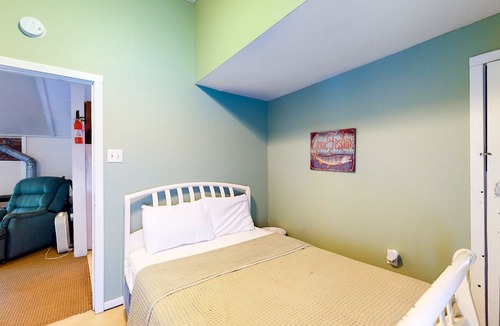 Poultney Cottage | Quaint, friendly cottage with lakefront location & water views