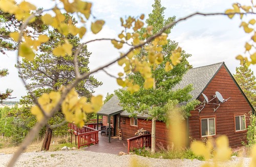 Warm Springs Cabin | True Log Cabin, Floor-to-Ceiling Valley Views - Gated Community