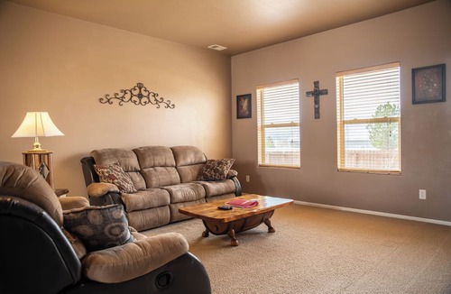 Montrose House | COMFY 2 bedroom 1 bath, living room, mini kitchen with 70" smart TV & Grill