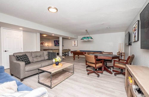 East Grove House | Paradise Hilltop Escape: GameRoom/PoolSlide/Pool/EVCharger/Volleyball/Basketball