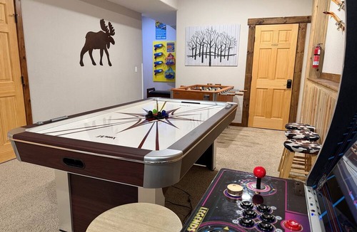 Grand Lake Cabin | Sleeps 16 | Walk to Grand Lake & Town | Sauna, Theater & Game Room | Lake View!