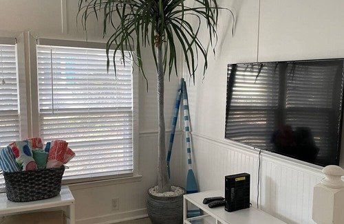 Isle of Palms House | Charming family vacation cottage, close to the beach on Isle of Palms.