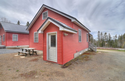 Rangeley House | Lone Moose - Cute Cabin within walking distance to downtown Rangeley
