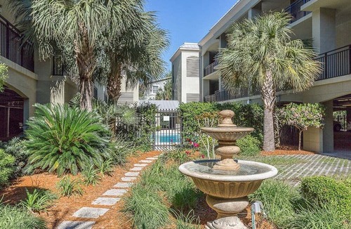 Demere Park Apartment | Enjoy this convenient located condo with pool!