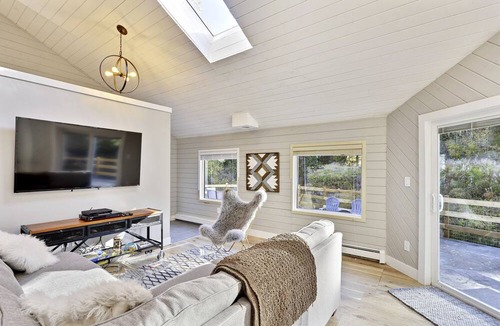 Old Town House | Slopeside River Front Chalet I HotTub I Firepit I Views I Game Room I Bunks I Discounted Attractions