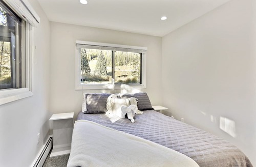 Old Town House | Slopeside River Front Chalet I HotTub I Firepit I Views I Game Room I Bunks I Discounted Attractions